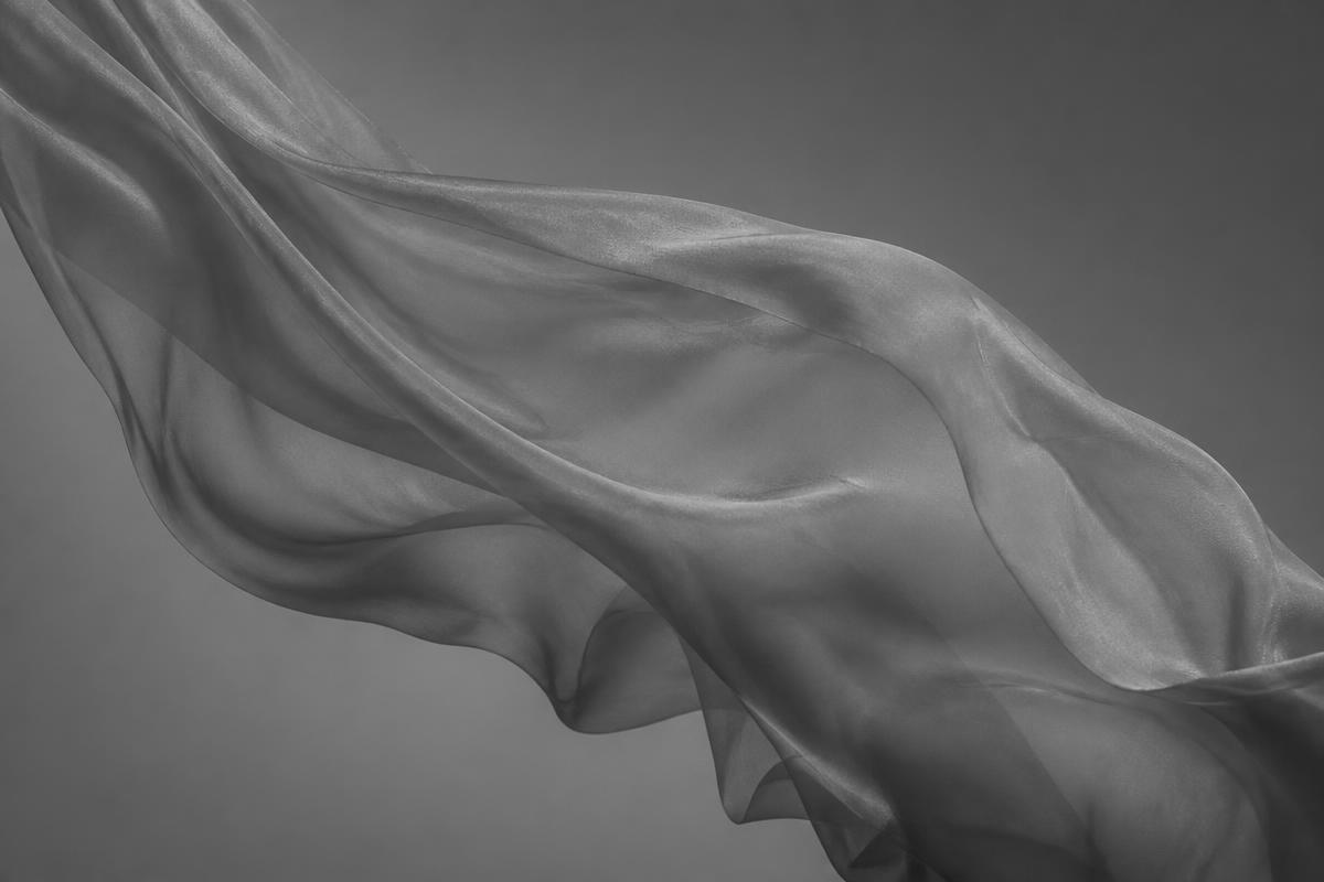 Zwart-witfoto van lichte stof die beweegt in de wind